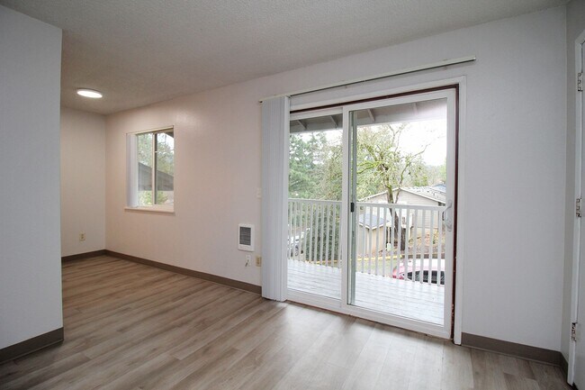 Building Photo - 5704 SW Beaverton Hillsdale Hwy