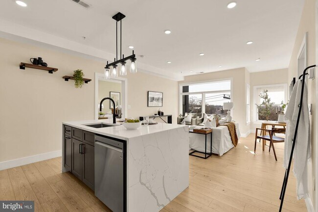 Building Photo - 927 Kennedy St NW