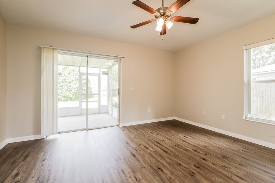 Building Photo - 1036 Lake Shore Ranch Dr