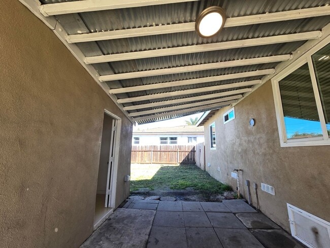 Building Photo - 3 Bed Home + Studio with Large Yard & Ample Parking Near Downtown Vista