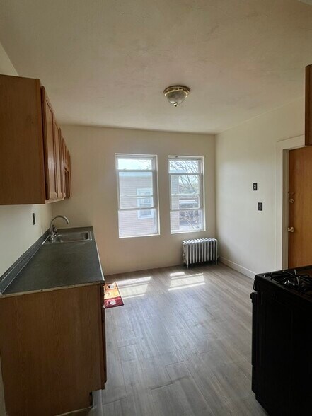 Building Photo - 827 Hyde Park Ave