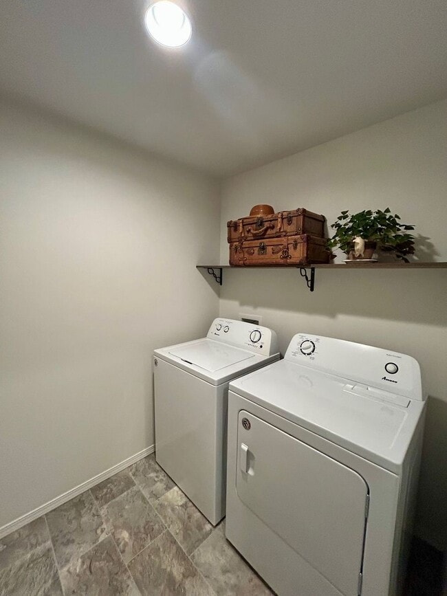 Building Photo - Town Access 2-bd Bungalow in Beautiful Sis...