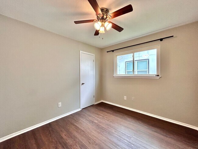 Building Photo - 3305 Oak Alley