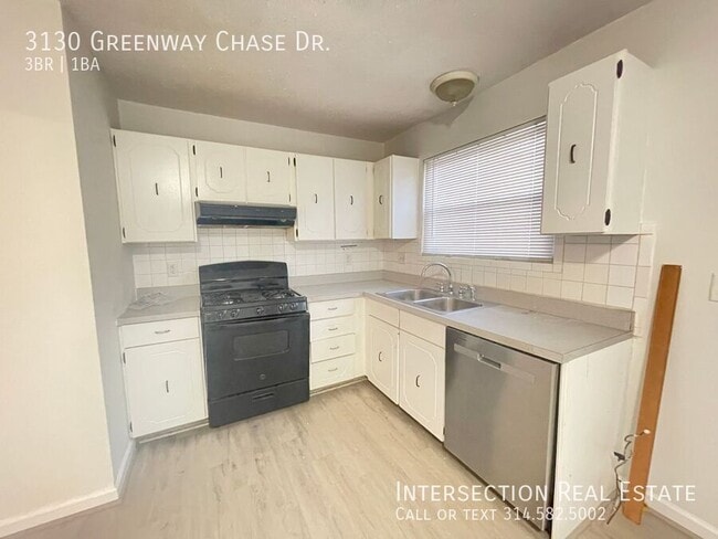 Building Photo - 3130 Greenway Chase Dr