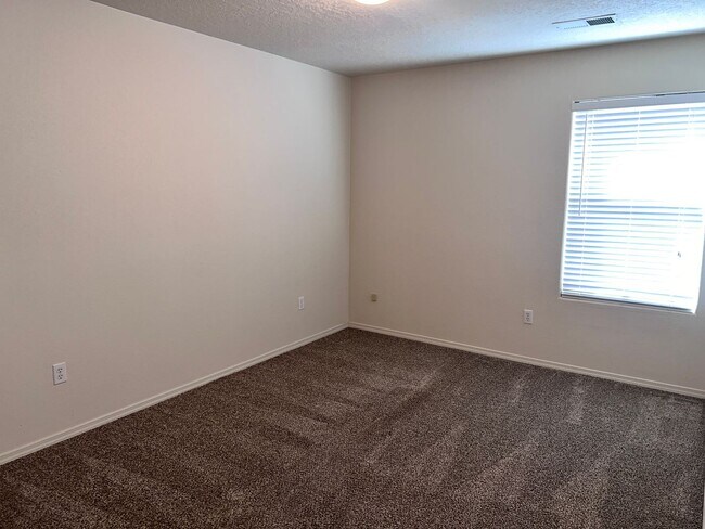 Building Photo - Refrigerated air! 4Br, 2Ba w/2 living areas, 3 CG