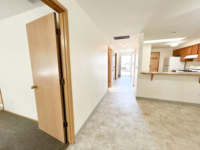 Building Photo - 5548 - 5550