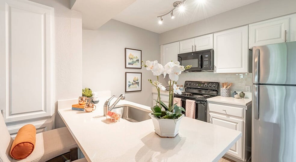 Building Photo - 3517 N Hills Dr