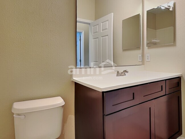 Building Photo - 1619 Lakelet Loop