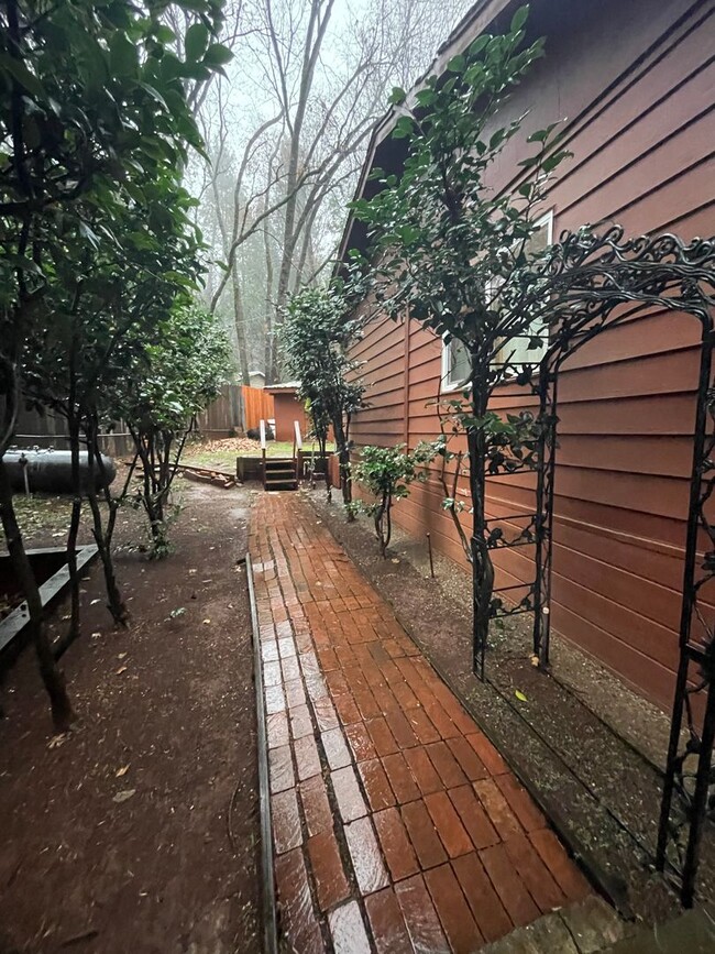 Building Photo - Magalia Home for rent, 1 car garage, 2 bed...