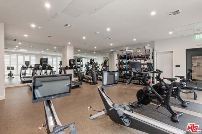 Building Photo - 728 N Sweetzer Ave