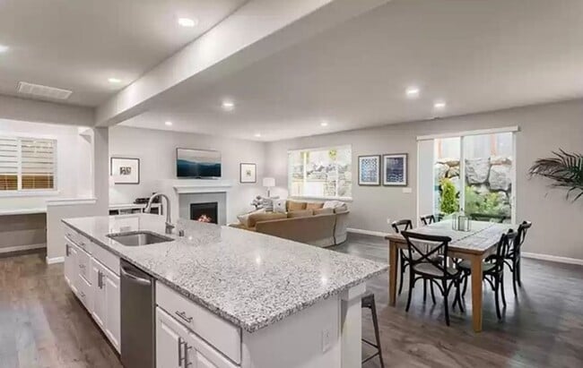 Building Photo - Gorgeous home with 4 Bedroom and 2.5 Bathroom