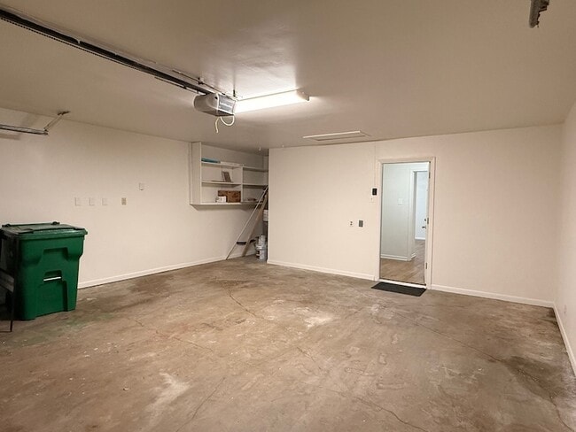 Building Photo - 204 Meadow Ln