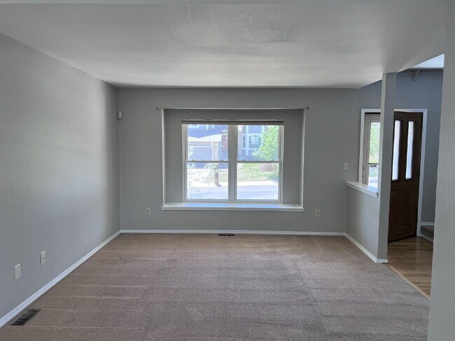 Building Photo - 5-Bedroom Home in D12 with Open Space View...