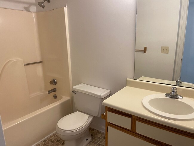 Building Photo - 2 Bedroomn 1 Bathroom Condo in Greensboro!