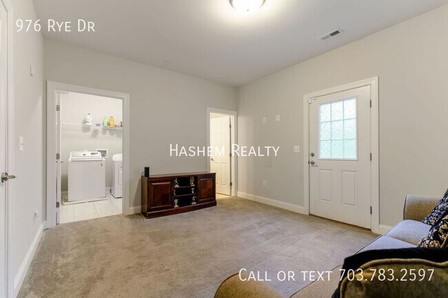 Building Photo - 976 Rye Dr