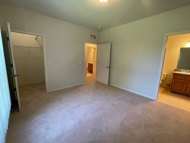 Building Photo - Shelby TWP 2-BR, 2-BA with Attached Garage, Lower Unit, Immediate Occupancy