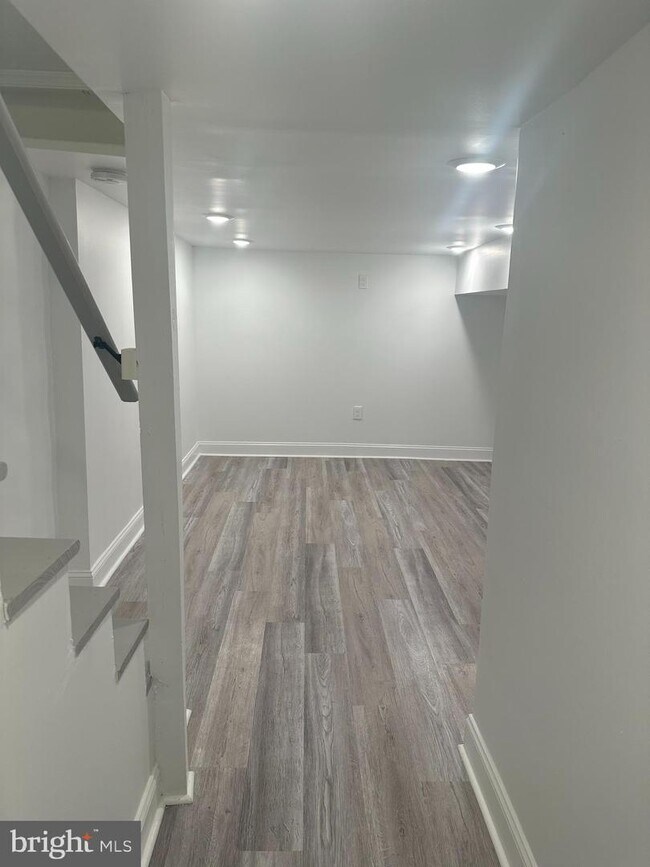Building Photo - 253 Iona Ave