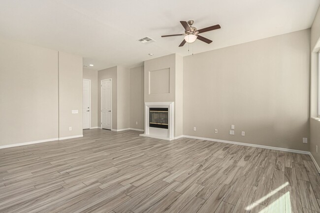 Building Photo - Anthem Highlands home with energy saving u...