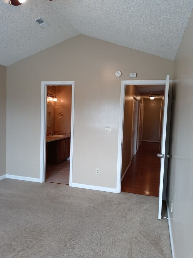 Building Photo - 3 bd/ 2 ba located MINUTES from Fort Bragg! Quiet Neighborhood!