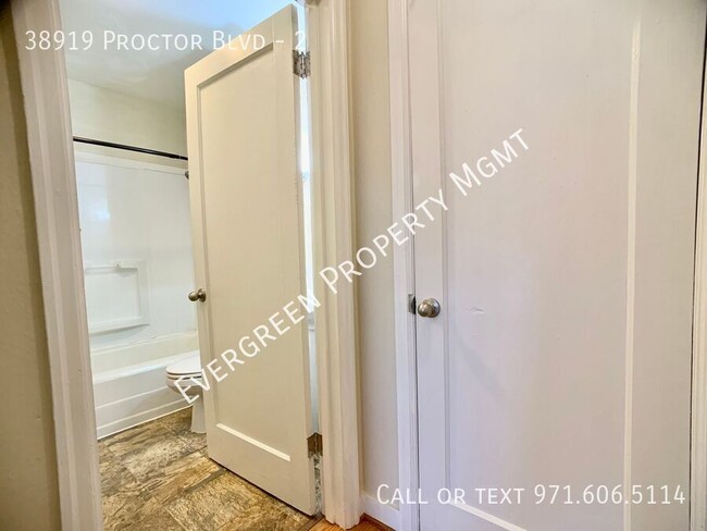 Building Photo - Charming Studio Apartment in Sandy! | $1,195