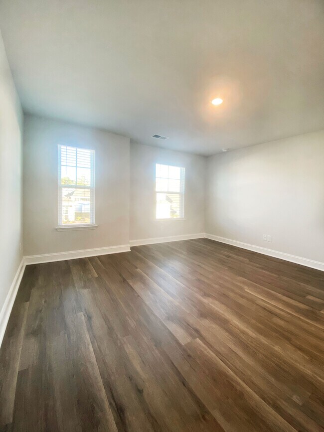 Building Photo - 7047 Shooting Star Way