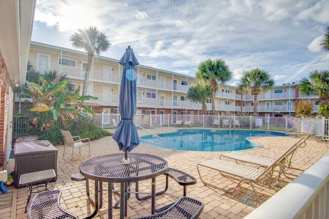 Building Photo - Stylish Condo in Waterfront Bayview Terrace – Updated Interiors, In-Unit Washer/Dryer, Access to ...