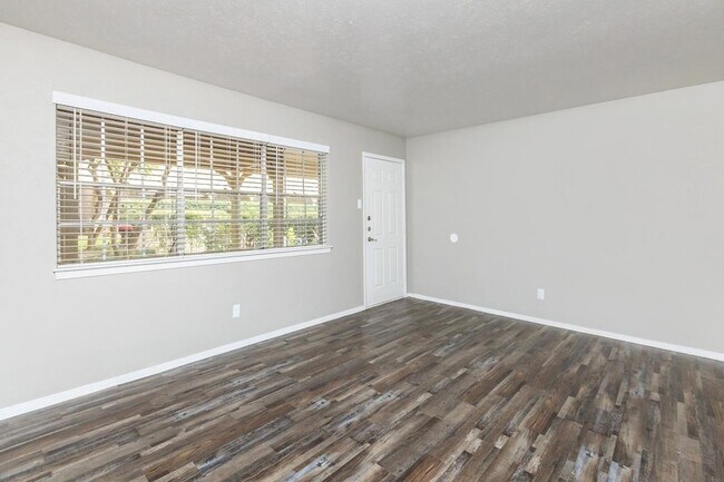 Building Photo - 1212 Hampshire Ln