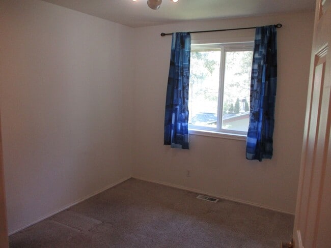 Building Photo - Charming Rambler in Lake Minterwood with P...