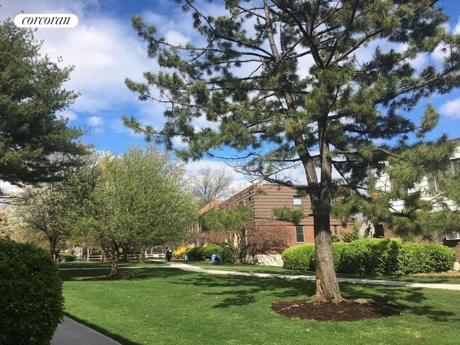 Building Photo - 70-25A Park Dr E