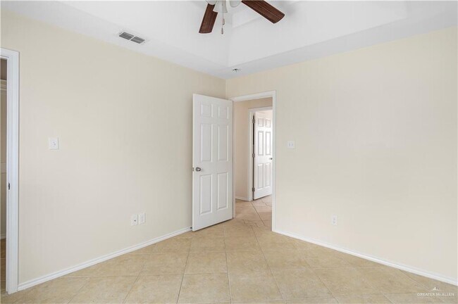 Building Photo - 13 Lacywood