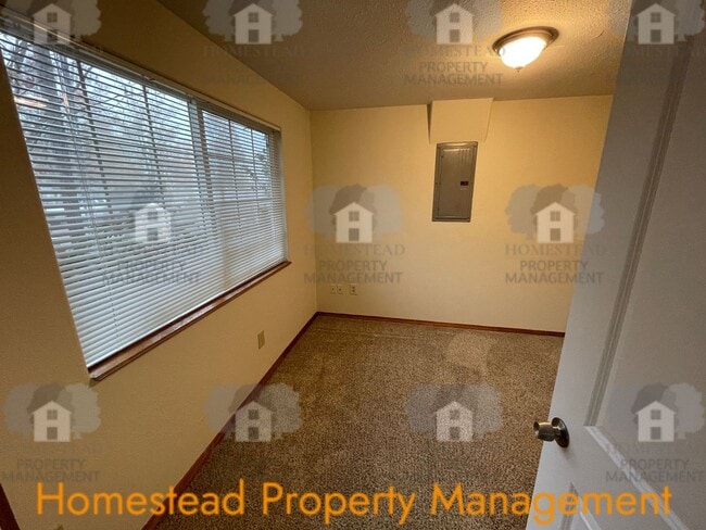 Building Photo - Room to breath!