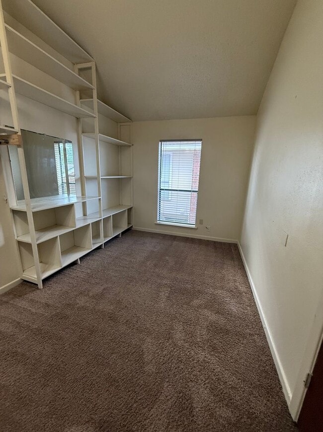 Building Photo - 3bd 2BA Townhouse