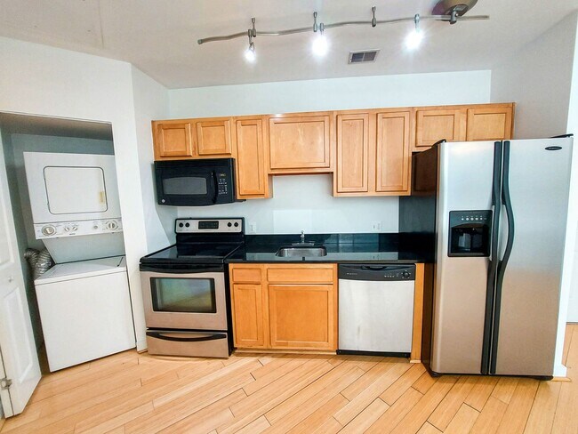Building Photo - Spacious and Sunlit 1 BR 1 BA in 16th St H...