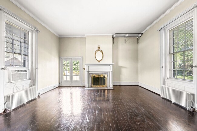 Building Photo - Charming 4BE/3BA Home in Historic Downtown...