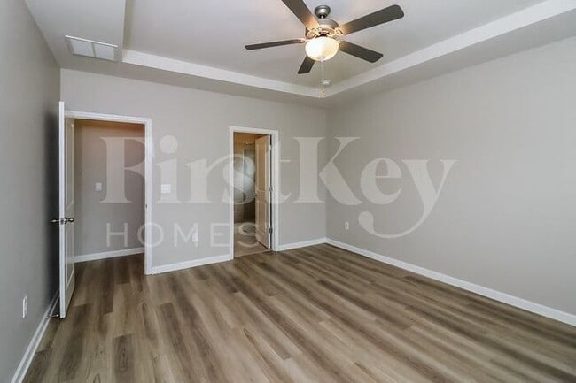 Building Photo - 660 Valdosta Dr