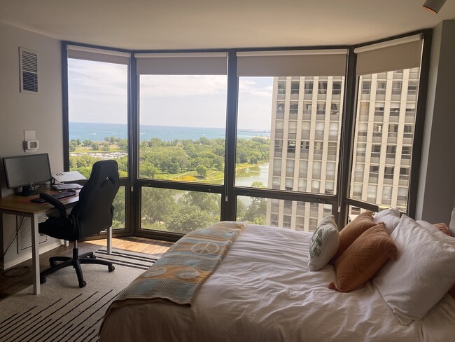 Building Photo - 2650 N Lakeview Ave