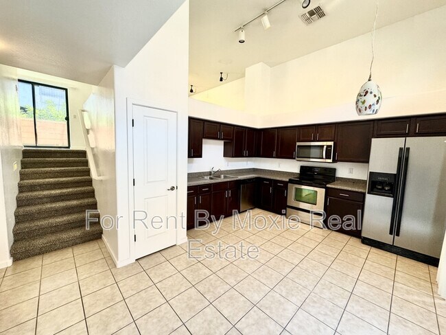 Building Photo - 330 S Farmer Ave