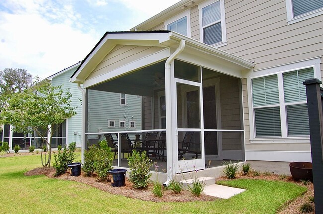 Building Photo - Beautiful four bedroom in Oyster Point - M...