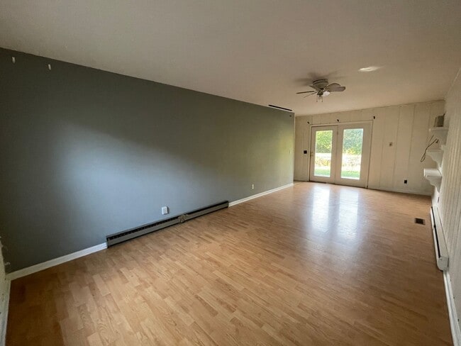 Building Photo - 2 bed/ 1 bath duplex with Carport