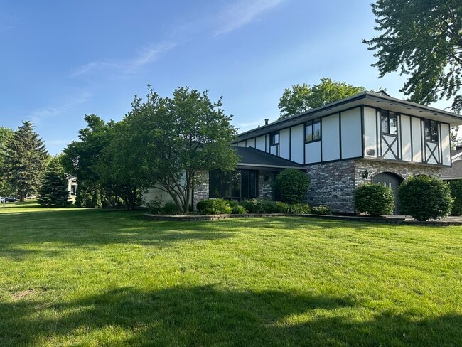 Building Photo - 190 Bourne Ln