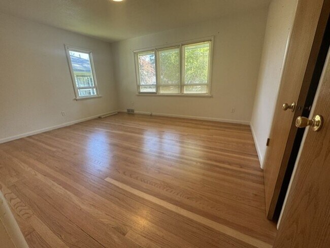 Building Photo - Single level home in Mid Town