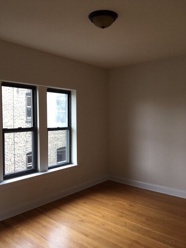 Building Photo - 2-Bedroom, Top-Floor Condo in North Rogers Park