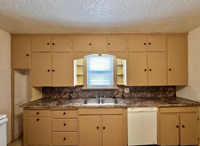 Building Photo - 3 Bedroom