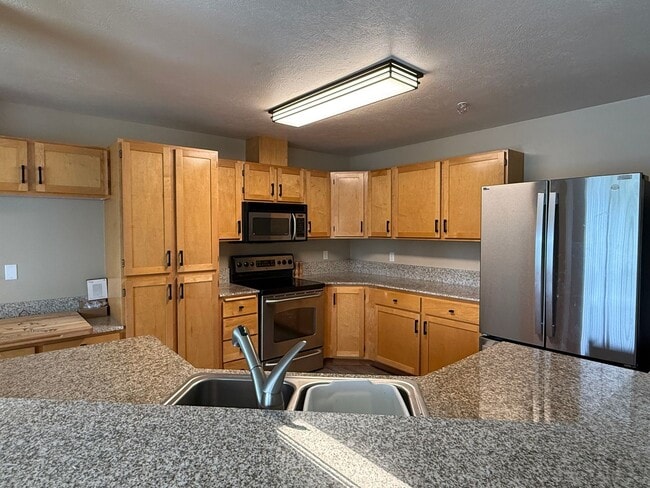 Building Photo - Beautiful 2 Bed 2 Bath Condo Near Sacred H...