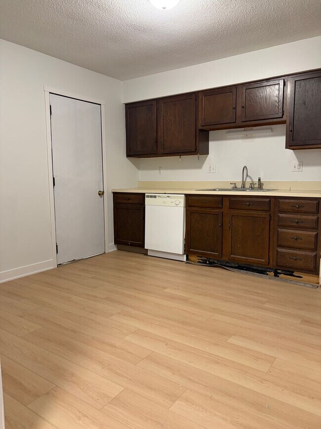 Building Photo - Charter Homes 312-314