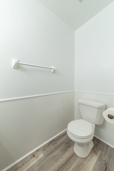Powder Room - 5312 Trafalger Pl