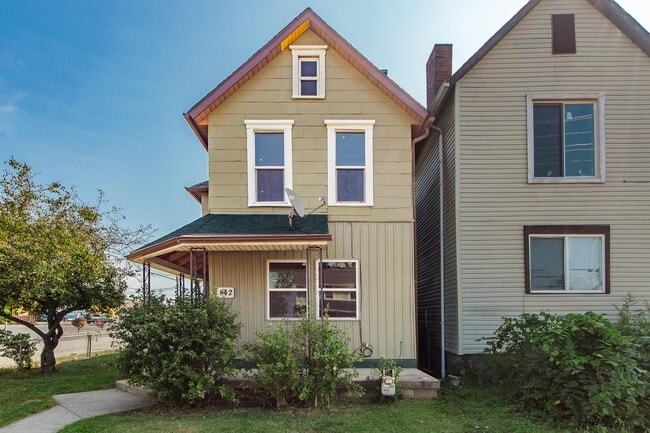 Building Photo - 842 St Clair Ave