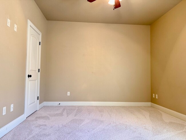 Building Photo - House For Rent