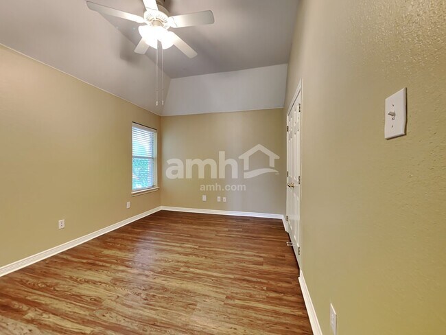 Building Photo - 310 Victory Ln