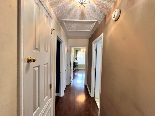 Building Photo - 221 Twin Lakes Ln